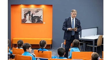 Başkan Tugay kütüphanede çocuklara hikaye okudu