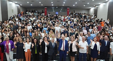 Rektör Prof. Dr. Necdet Budak çiçeği burnunda Egelilerle oryantasyon programı kapsamında buluşuyor