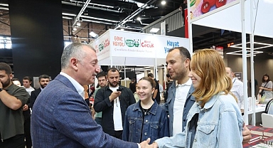 Başkan Büyükakın fuarı gezdi kitap severler ile sohbet etti