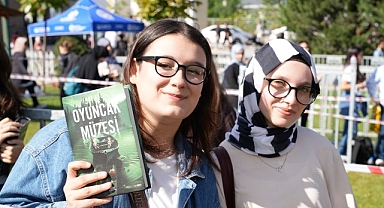 Kitap Fuarı’nda genç yazarlara yoğun ilgi