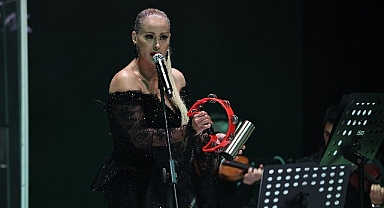 Niran Ünsal İzmir’de Sessizliği Bozdu